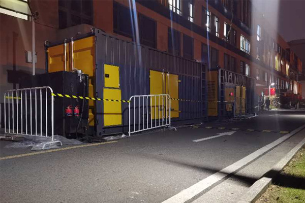 云岩柴油发电机组的输出电压是如何调节的？