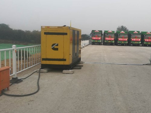 云岩电力系统的稳定性和设备兼容性如何影响发电机组的频率规格？