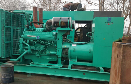 云岩发电机组如何判断水冷式机油散热器内部是否需要清洗？